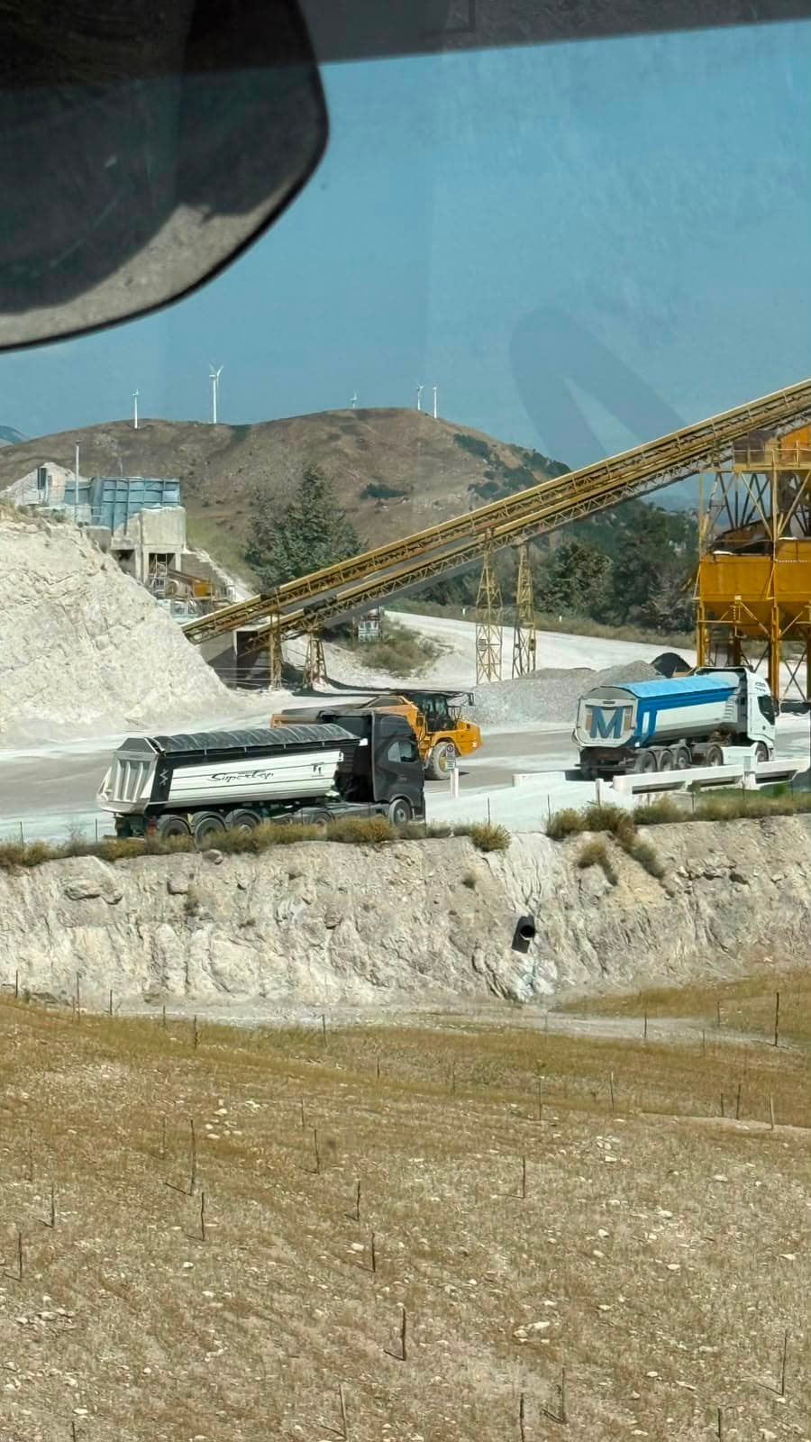 Un mezzo della flotta al lavoro in cava