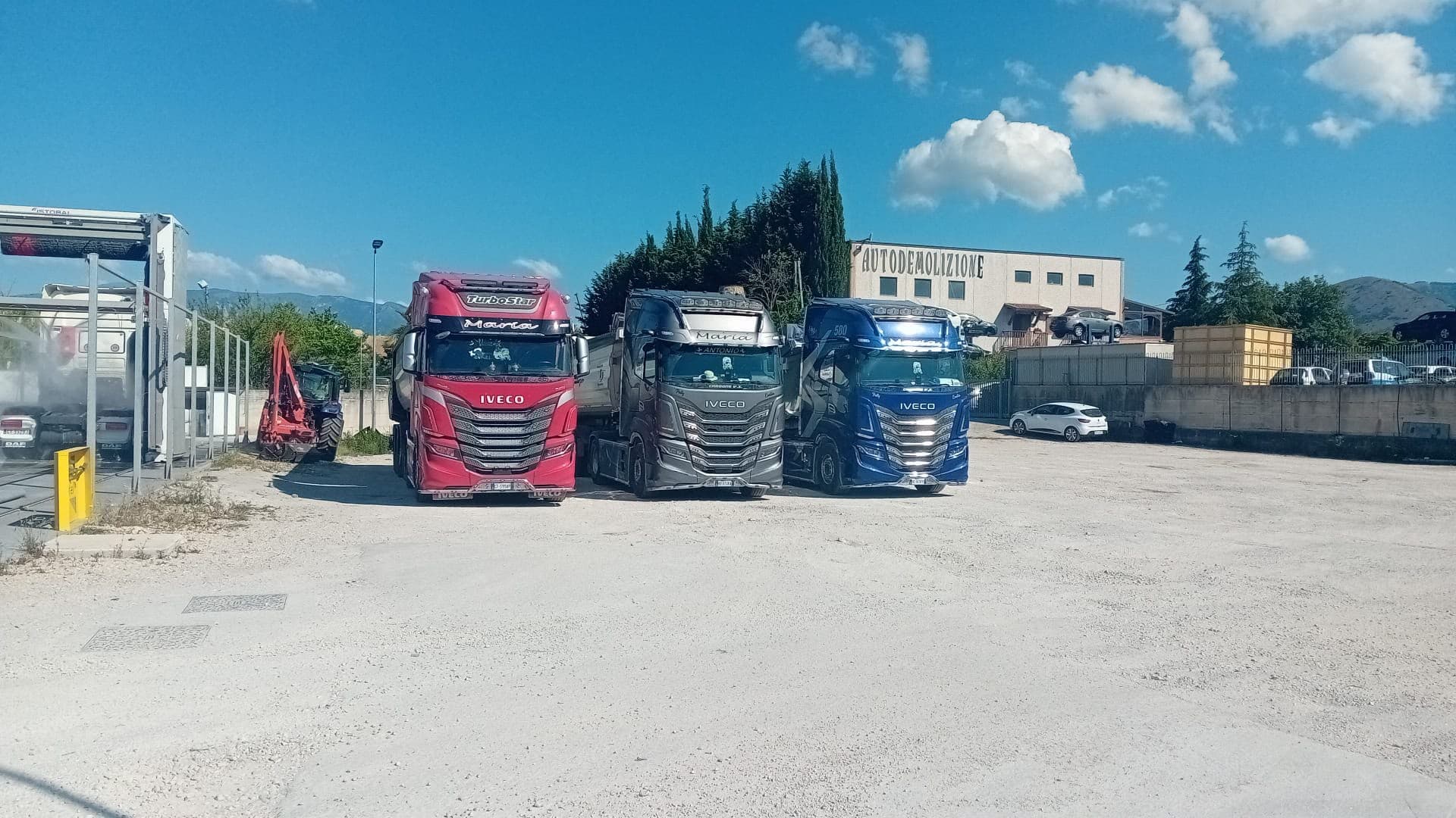 Alcuni mezzi della flotta Amafer Trasporti